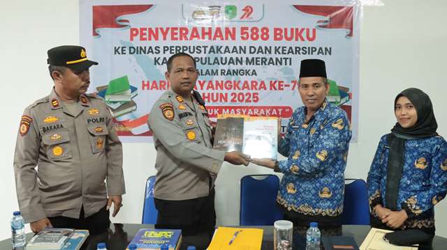 Dispersip Terima Buku Literasi Dari Polres Meranti Dalam Rangka Hari Bhayangkara Ke 79