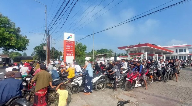 Krisis BBM, Ratusan Motor Kepung SPBU di Jember Sejak Subuh