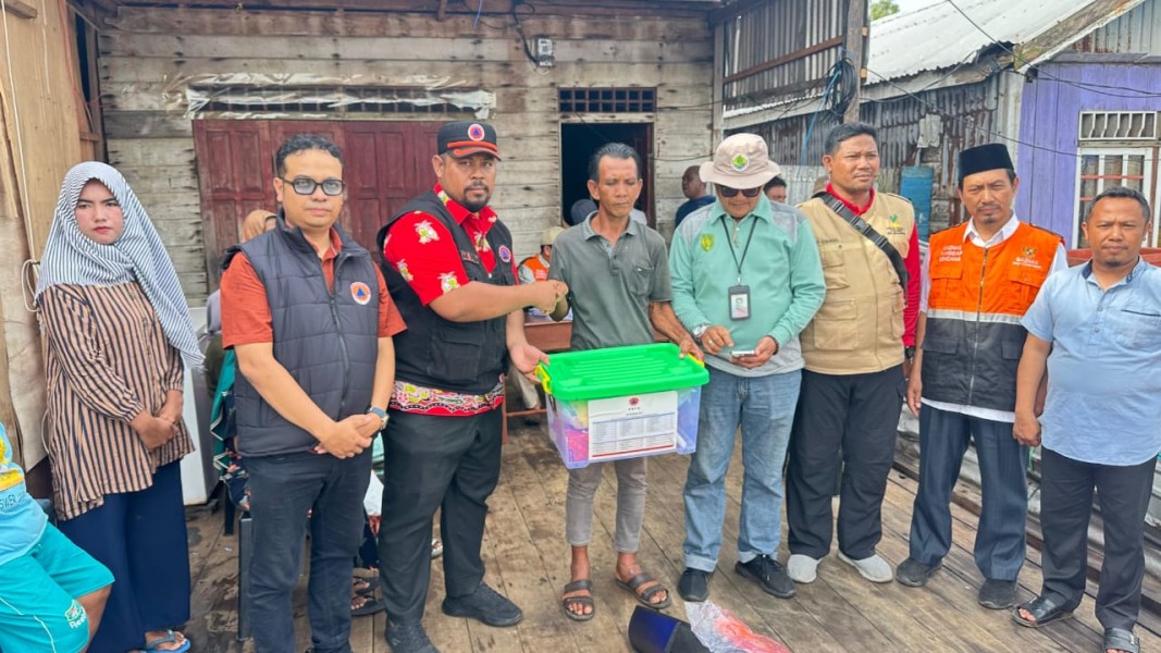 Bupati Inhil Salurkan Bantuan Untuk Korban Angin Puting Beliung