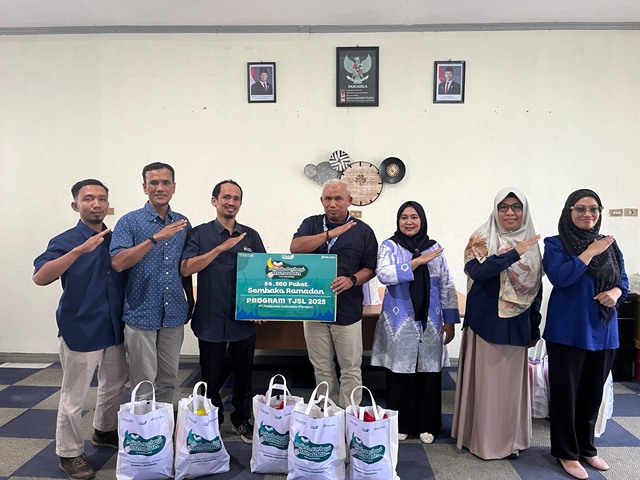 Pelindo Regional 1 Pekanbaru Berbagi Sembako Gratis untuk Masyarakat Sekitar