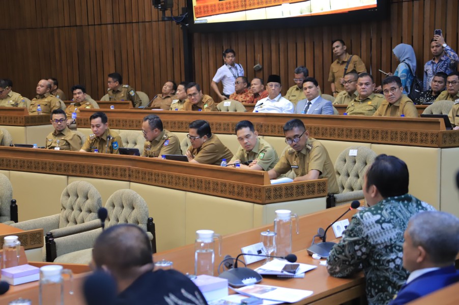 Pj Wako Pekanbaru Risnandar Mahiwa Hadiri Rapat Penting Terkait Pilkada 2024