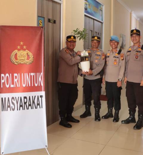Personel Berulang Tahun Dapat Kado Bibit Pohon dari Wakapolres Meranti