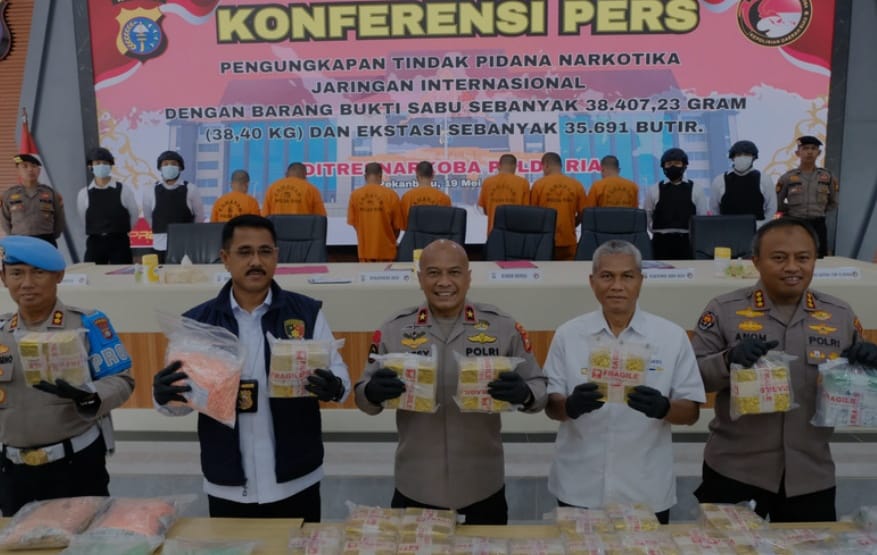 Polda Riau Tangkap 5 Anggota Jaringan Narkoba Internasional BB 38,40 Kg Sabu