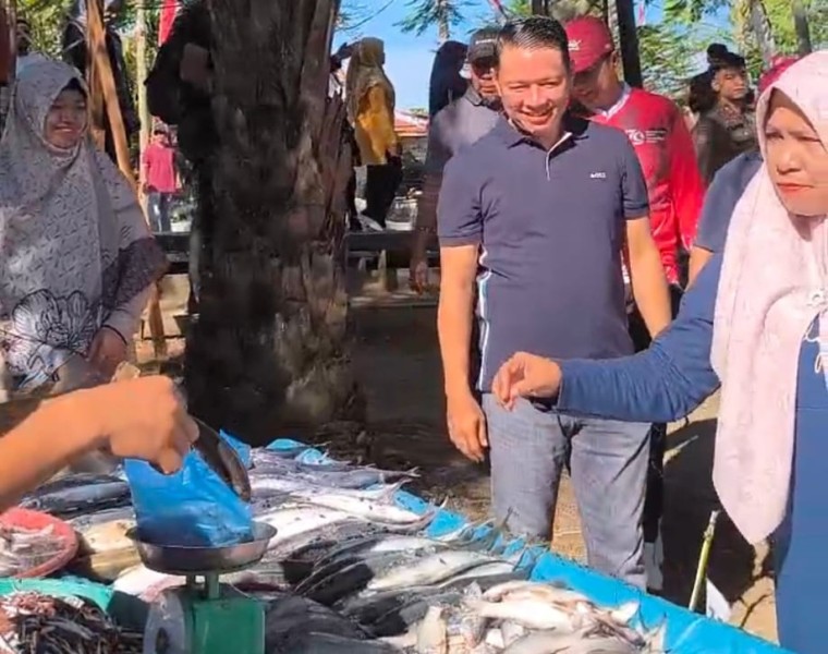 Husni Tamrin Buka Program Wisata Belanja Perikanan di Embung Bhakti Praja