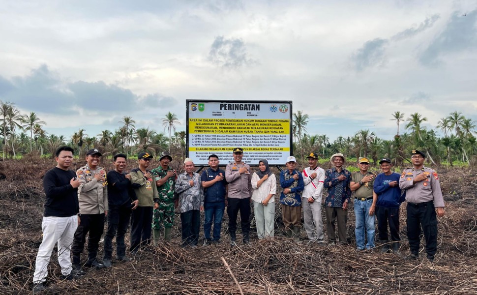 Polres Inhil Polda Riau Pasang  Plang Peringatan Karhutla di Kelurahan Teluk Pinang Kecamatan Gaung Aak Serka