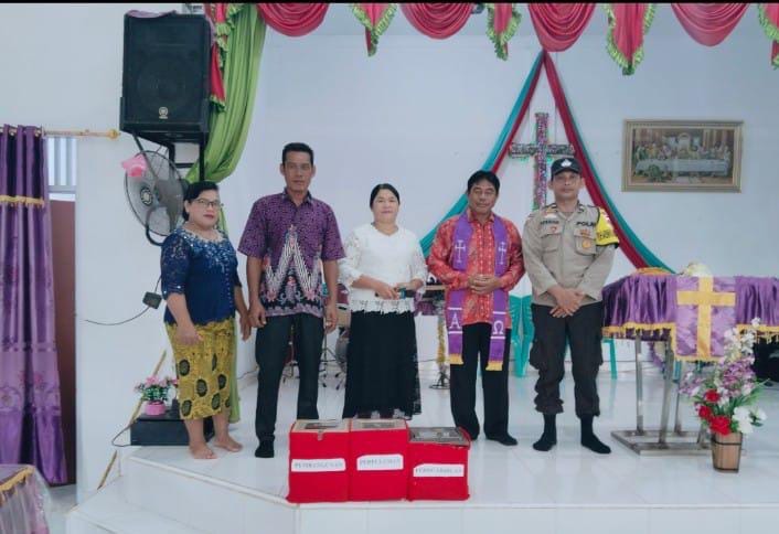 Antisipasi Gangguan Kamtibmas, Bhabinkamtibmas Tanjung Simpang Jaga Masyarakat Ibadah Kebaktian Paskah
