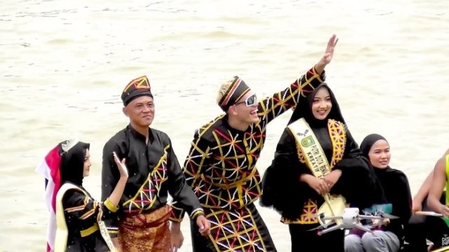 Aishar Khalid Curi Perhatian di Teluk Kuantan, Pacu Jalur Jadi Sorotan YouTuber Internasional