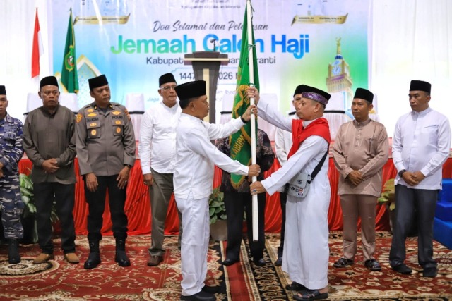 Ketik Tepung Tawar Iringi Langkah 110 Calon Haji Meranti, Bupati Asmar: Jaga Niat dan Kesehatan di Tanah Suci