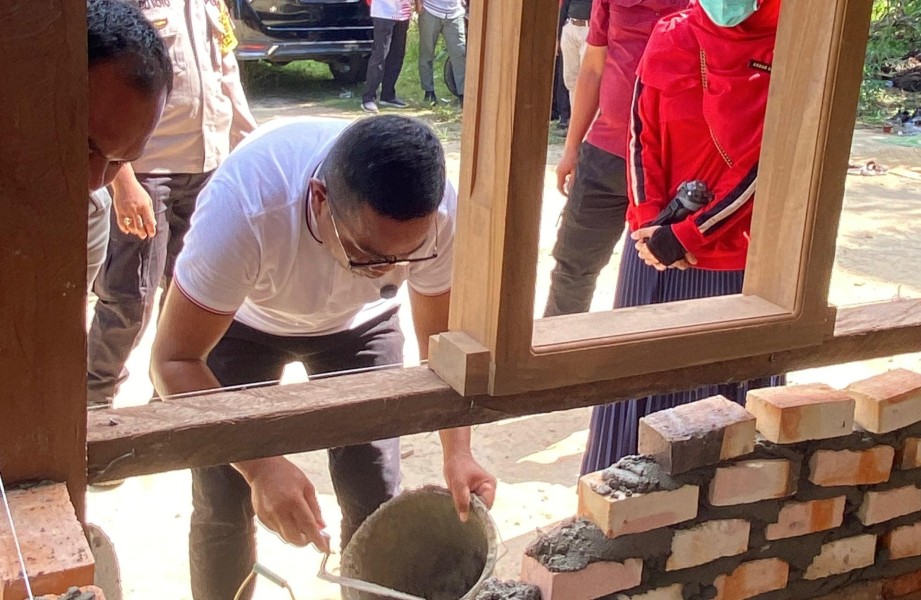 Bupati Pelalawan Terjun Ikut Gotong Royong Bedah Rumah di Bandar Sei Kijang
