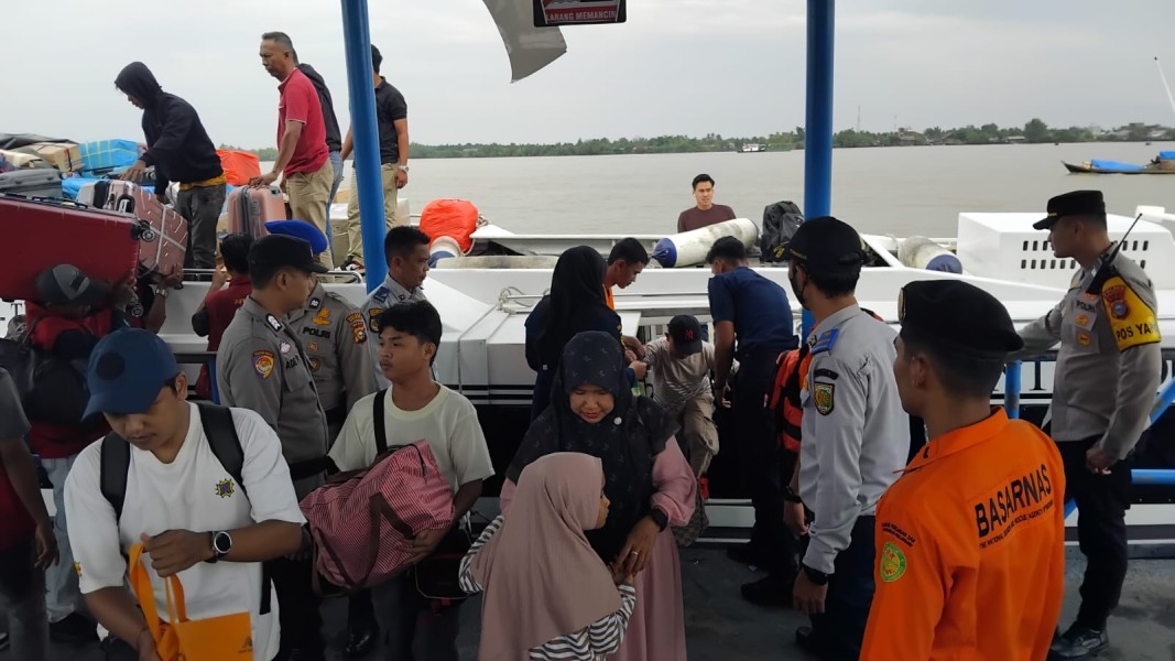 Petugas Pos Pelayanan Laksanakan Pengamanan Kedatangan Kapal di Pelindo Tembilahan Berjalan Aman dalam Ops Ketupat Lancang Kuning 2026