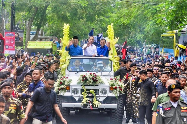 Jokowi Bersama Luthfi-Yasin Ramaikan Purwokerto dengan Pawai dan Bagi-bagi Kaus