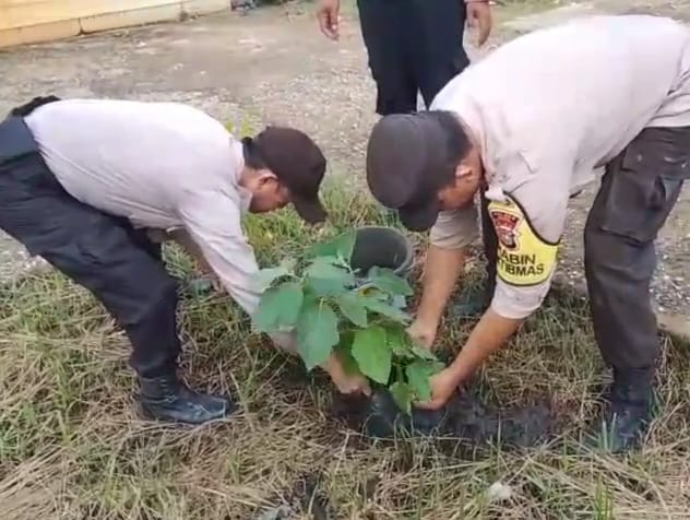 Momen Ulang Tahun Anggota Polsek Kuindra Terima Hadiah Bibit Pohon Waru