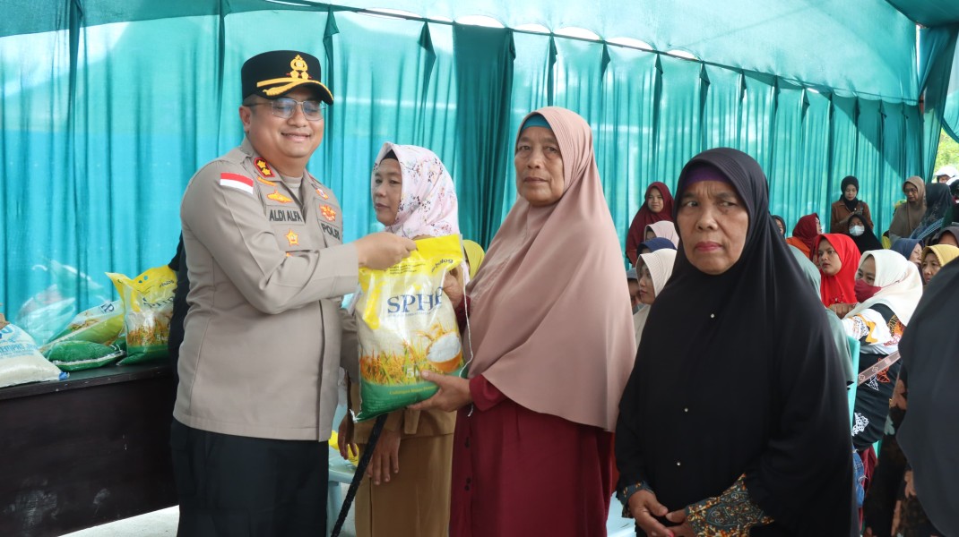 Polres Kepulauan Meranti Kawal Kegiatan Gerakan Pangan Murah di Alahair Timur