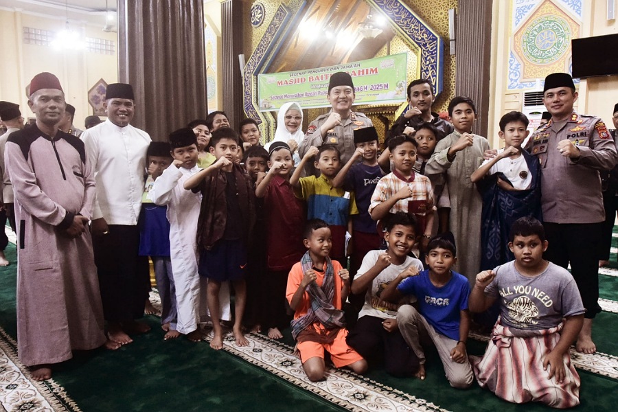 Kapolda Riau Safari Tarawih di Pelalawan, Bupati Zukri: Akan Mempererat Silaturahmi Polri dan Masyarakat