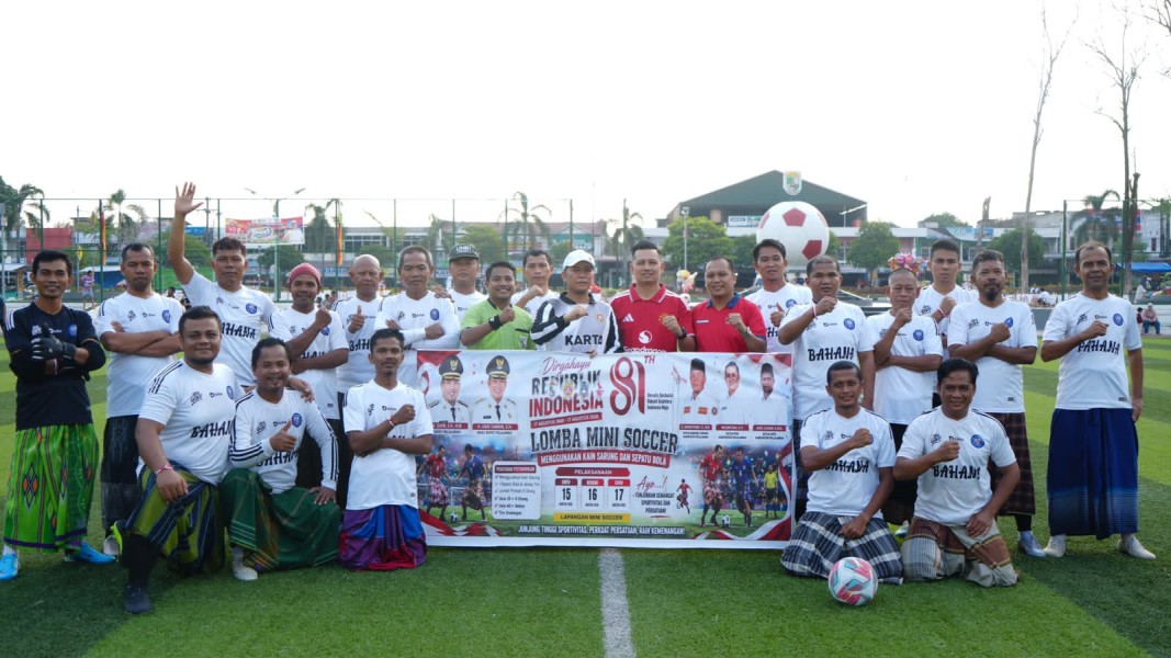 Berjersey dan Bersarung: PSSI dan Karang Taruna Pelalawan Hebohkan Lapangan Mini Soccer