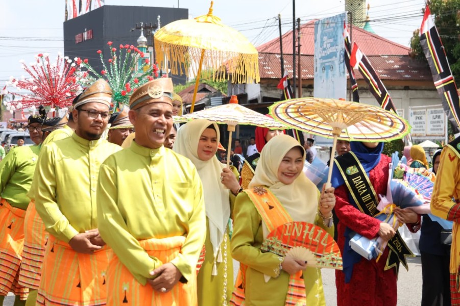 Semarakkan Pawai Ta’aruf MTQ Riau Ke-44, Kafilah Inhil Tampilkan Kekayaan Budaya Daerah