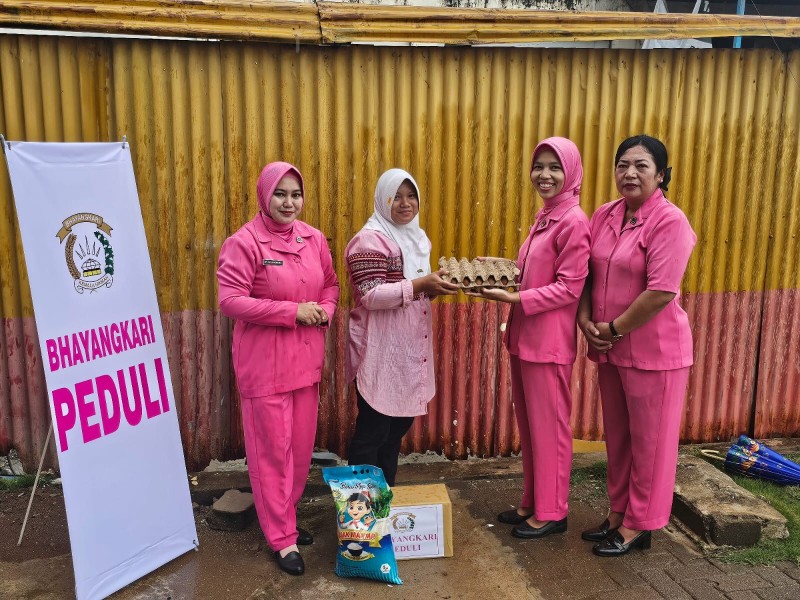 Pengurus Bhayangkari Ranting Pulau Burung Salurkan Bansos Ringankan Beban Masyarakat di Bulan Ramadhan