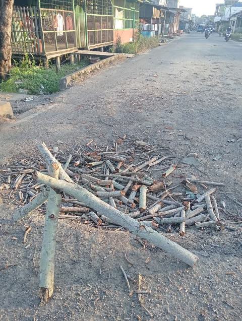 Hati-Hati Jika Anda Melintasi Jalan Ini, Lobang Menganga Siap Menunggu Anda