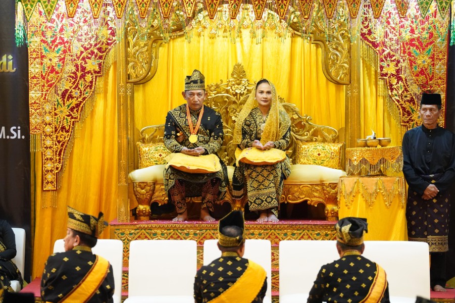 Kapolri Terima Anugerah Adat Ingatan Budi dari LAM Riau: Simbol Kehormatan, Amanah Moral, dan Komitmen Kebangsaan
