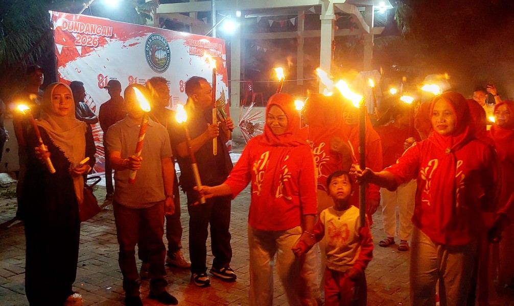 Peringati HUT ke-81 RI, Wakil Ketua I DPRD Pelalawan Lepas Pawai Obor dan Tradisi Menumbai Madu di Desa Dundangan