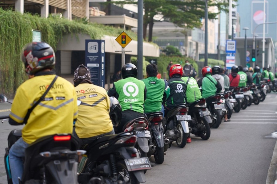 Persaingan Ketat Perusahaan Transportasi Online di Indonesia: Go-Jek vs Grab