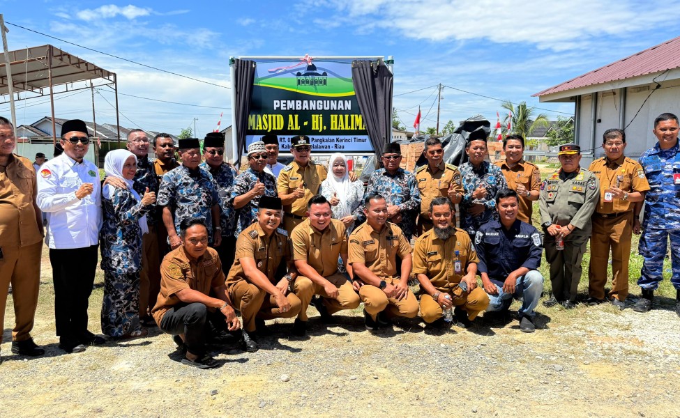 Wakil Bupati Pelalawan Lakukan Peletakan Batu Pertama Pembangunan Masjid Al-Hj. Halimah