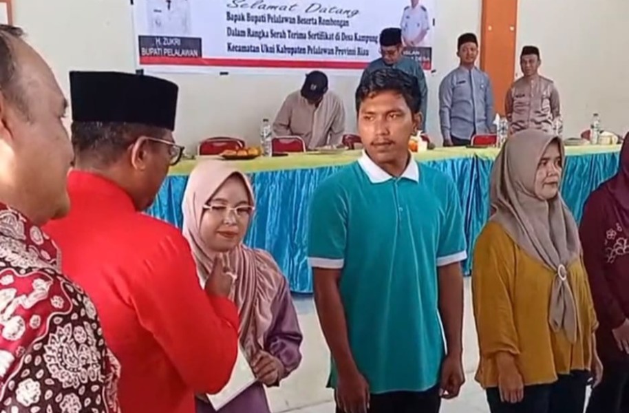 Bupati Pelalawan Serahkan Ratusan Sertifikat Tanah Program Redistribusi di Kampung Baru Ukui