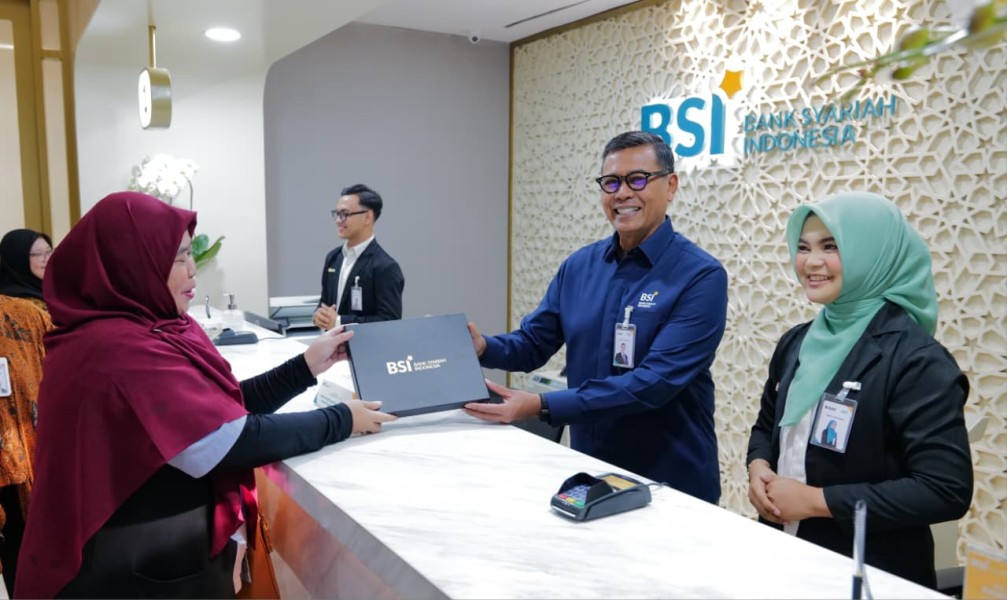 Peringati Harpelnas, Dirut BSI Sambut dan Layani Nasabah Dengan Sepenuh Hati