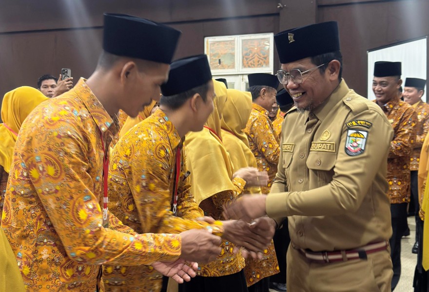 Bupati Pelalawan Lantik DPD AGPAII: Guru Agama Benteng Moral Generasi Muda