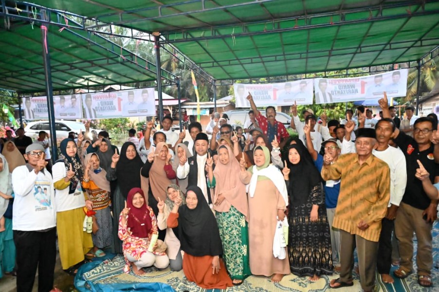 Diguyur Hujan Lebat, Warga Pelalawan Tetap Antusias Ikuti Kampanye Abdul Wahid