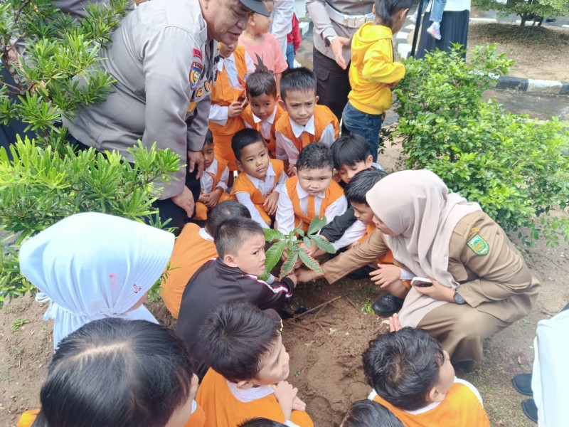 Polres Inhil Gelar Program Kapolda Riau Green Policing di TK Bhayangkari Tembilahan Hulu