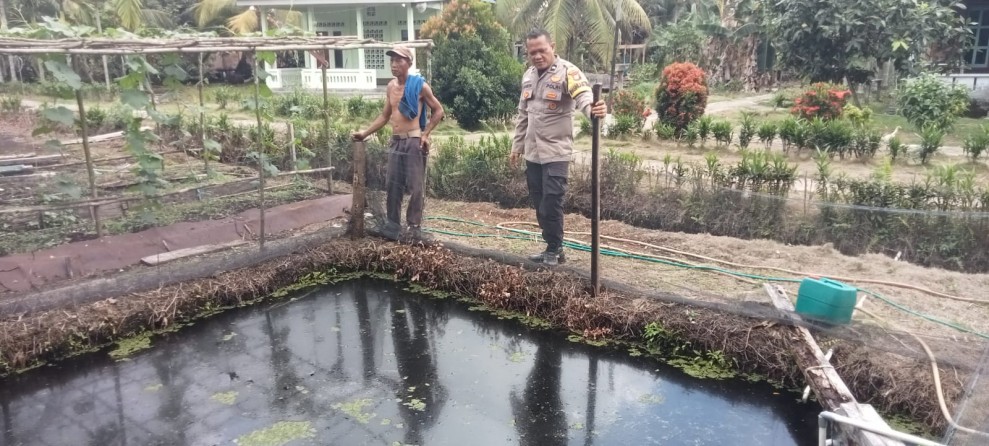 Bhabinkamtibmas Polsek Pulau Burung Kembangkan Sayuran dan Tambak Ikan Dukung Swasembada Pangan di Daerah 3T
