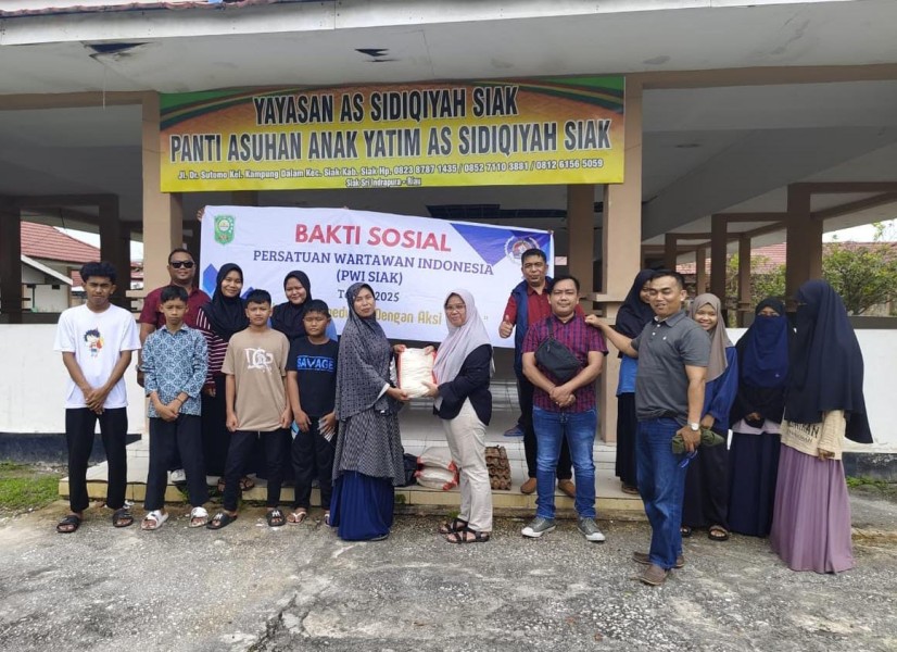 Ketua PWI Siak Wiwik Serahkan Bantuan Sembako ke Panti Asuhan Dab Warga