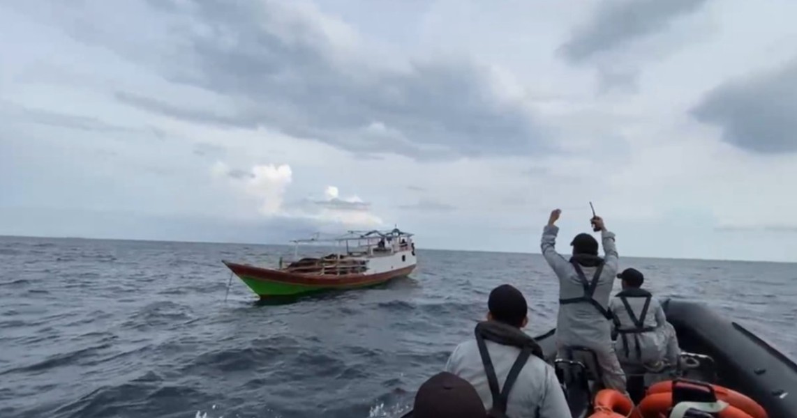 Kapal Nelayan Terombang-Ambing di Laut Flores: Kehabisan Bahan Bakar dan Logistik, Bantuan Tiba Tepat Waktu