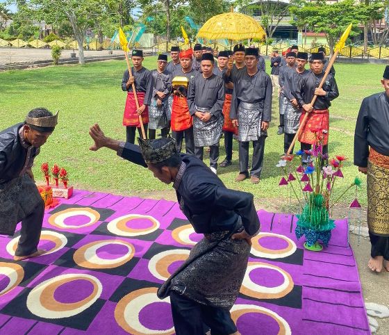 Julfi Hendra Resmi Dikukuhkan Sebagai Tameng Adat LAMR Kecamatan Rengat Barat