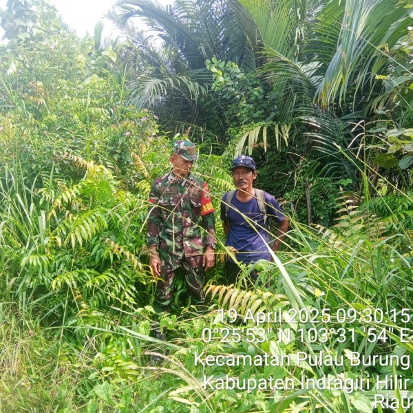 Babinsa Keramat Jaya Lakukan Patroli Pencegahan Karhutla untuk Pembinaan SDM dan Deteksi Dini Potensi Kebakaran