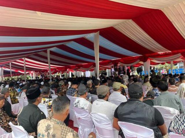 Warga Padati DPRD Lihat Pelantikan Bupati Siak
