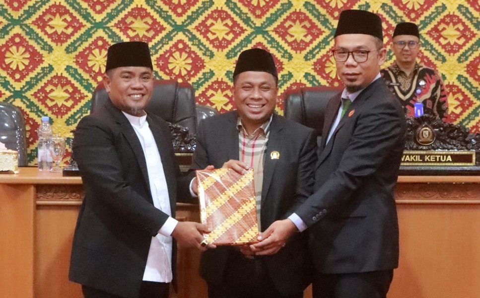 Bupati Zukri Serahkan KUPA-PPAS Perubahan APBD 2024 ke DPRD Pelalawan