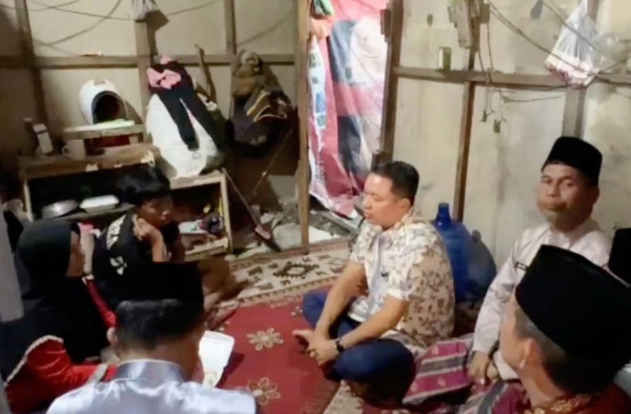 Husni Tamrin Sambangi Warga Tak Mampu di Pangkalan Kerinci, Berikan Modal Usaha hingga Sembako