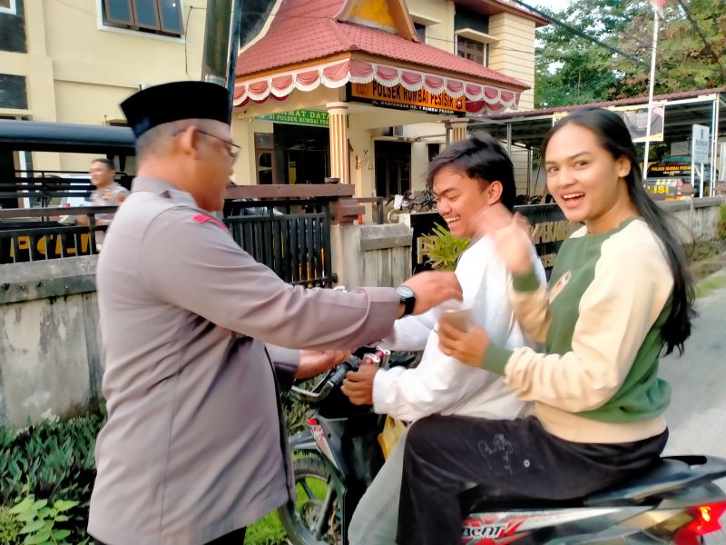 Semarak Polsek Rumbai Pesisir Bagikan Paket Takjil Gratis