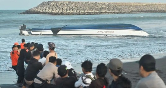 Kapal Fastboat Terbalik di Sanur, Dua Tewas dan Satu ABK Masih Dicari