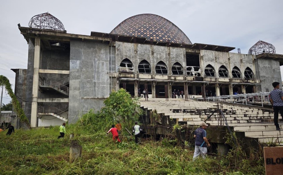 Bupati Inhil Ajak Kepala OPD  Gotong Royong Bersihkan Islamic Center