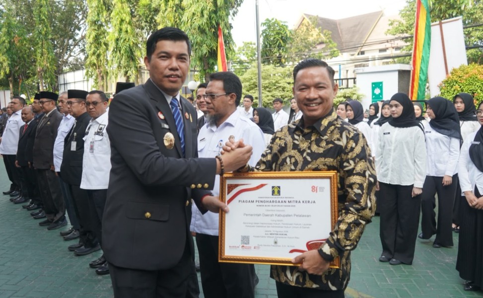 Kanwil Kemenkum Riau Anugerahi Pemkab Pelalawan Penghargaan Mitra Kerja 2026