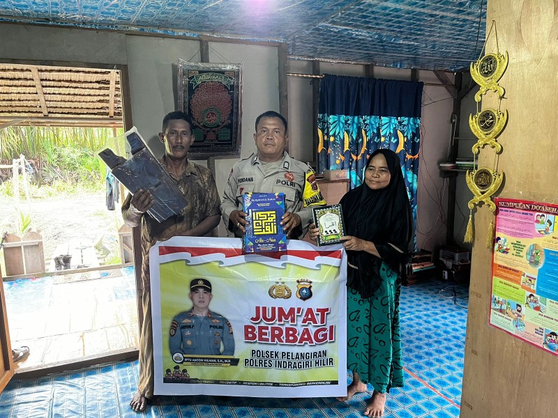 Di Jumat Berbagi, Babinkamtibmas Polsek Pelangiran  Dukung Peningkatan Kehidupan Beragama