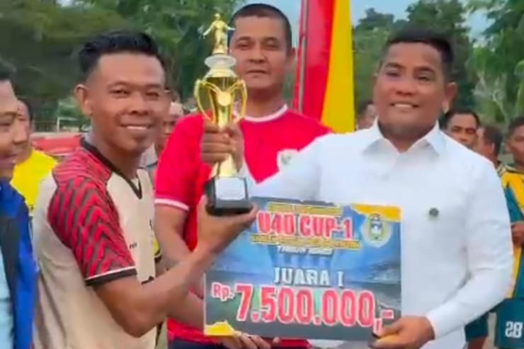 Bupati Tutup Turnamen Sepak Bola Cup I U-40 Kelurahan Pelalawan