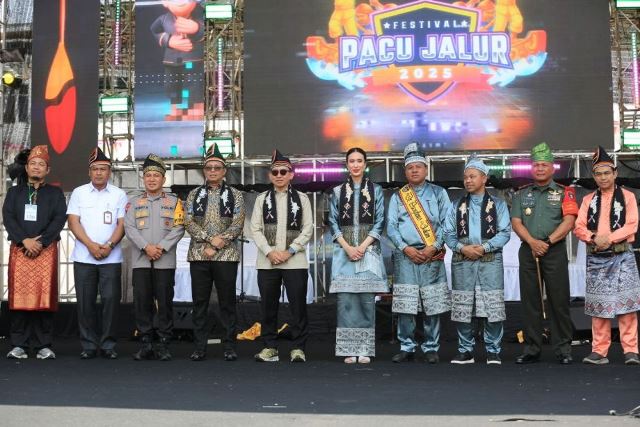 Pacu Jalur Kuansing 2025 Dibuka Meriah, Dihadiri Wapres dan Delegasi 16 Negara