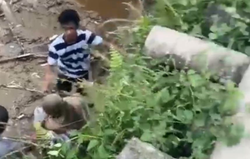 Viral Video Ibu dan Anak Jatuh di Jembatan Kotabaru Reteh