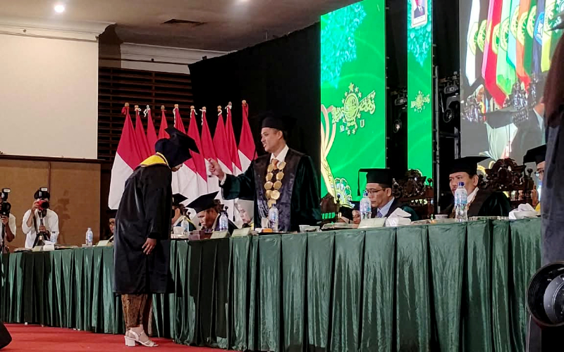Lulusan UIJ Harus Tangguh Digital, Berakar Kokoh di Pesantren