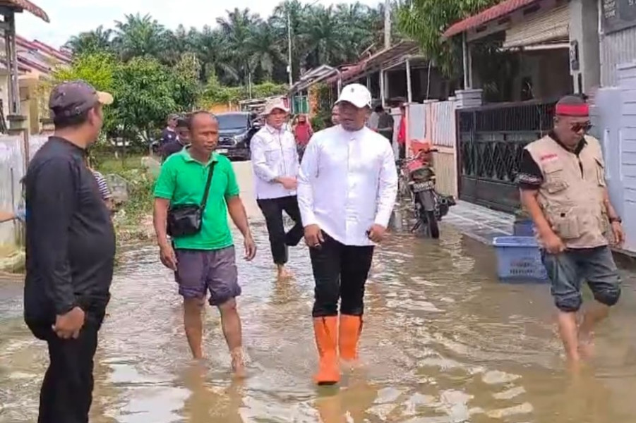 Tinjau Banjir di Dua Lokasi Ini, Bupati Zukri Sampaikan Akan Tinggikan Ruas Jalan