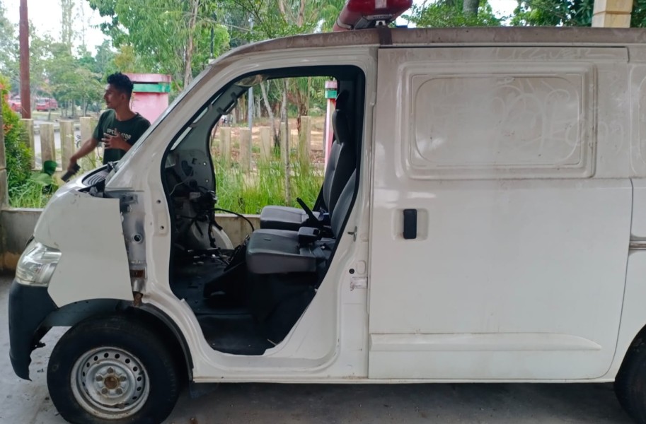 Mobil Ambulans Wakil Ketua I DPRD Pelalawan Dipreteli Maling di Kompleks Perkantoran Bhakti Praja